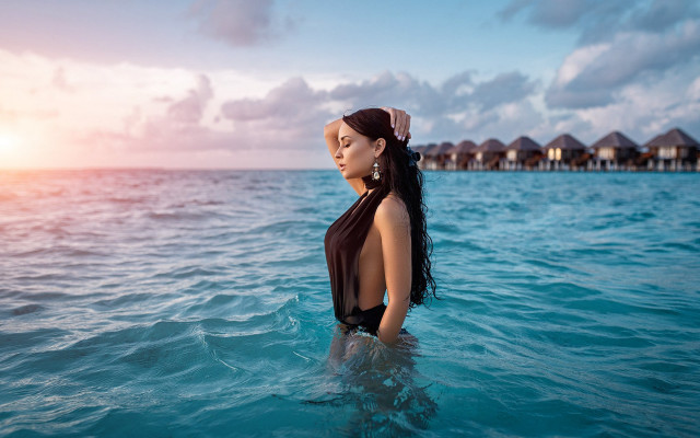 Woman water scarf beach horizon free wallpaper for desktop - medium preview image