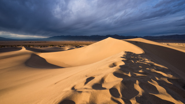 Desert sand dune cloudy sky free wallpaper for desktop - medium preview image