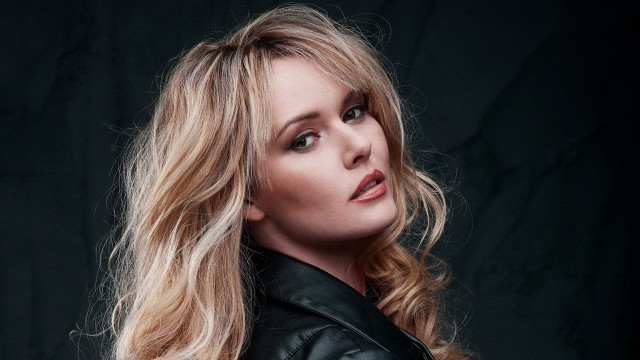 Florianne becker blonde hair black free wallpaper for desktop - medium preview image