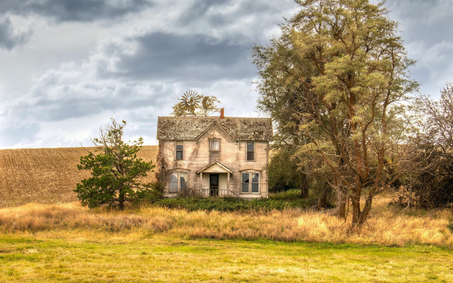 House tree field cloudy sky free wallpaper for desktop - medium preview image
