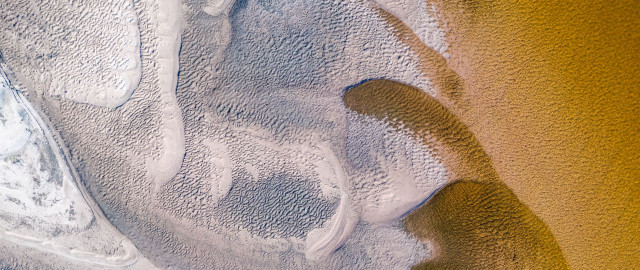 Beach sandy shore yellow white free wallpaper for desktop - medium preview image