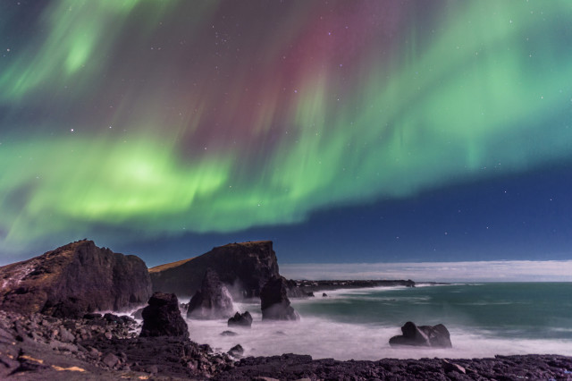 Aurora borealis rocky beach night free wallpaper for desktop - medium preview image