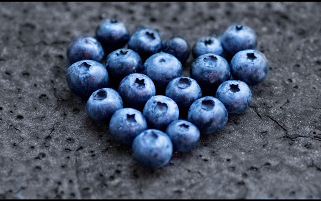 Heart blueberries concrete macro letterboxed free wallpaper for desktop - medium preview image