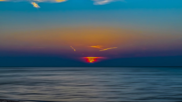 Sunset ocean clouds bird impresionist free wallpaper for desktop - medium preview image