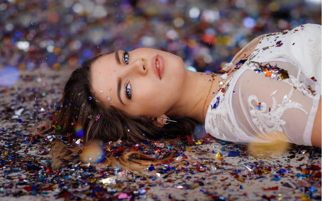 Confetti laydown christmas citylights blueeyes free wallpaper for desktop - medium preview image