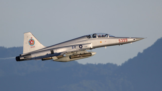 Fighter jet mountains dusk people free wallpaper for desktop - medium preview image