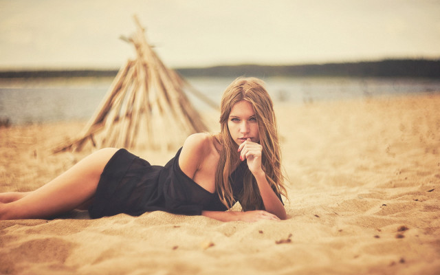 Woman beach teepee bronze art free wallpaper for desktop - medium preview image