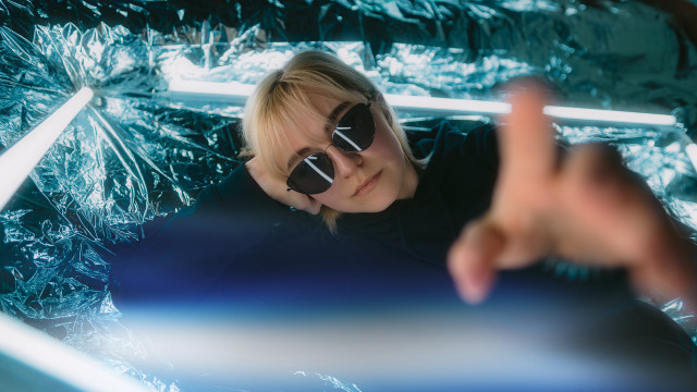 Woman sunglasses pointing future cubo free wallpaper for desktop - medium preview image