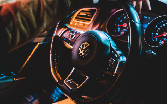 Driver car dashboard automatiste motionblur free wallpaper for desktop - medium preview image