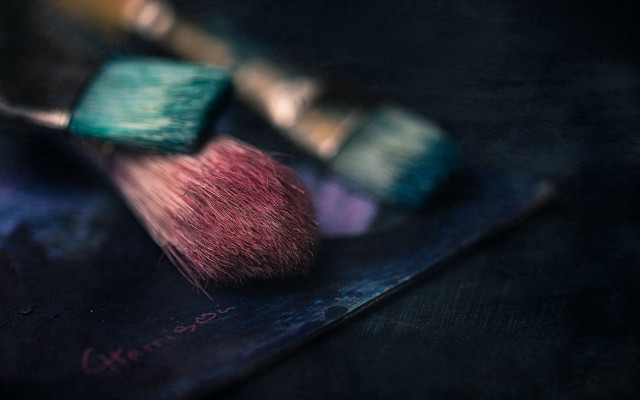 Brush small tabletop black background free wallpaper for desktop - medium preview image