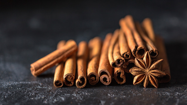 Cinnamon sticks star black background free wallpaper for desktop - medium preview image