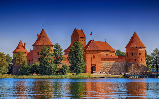Castle tower bridge lake nature free wallpaper for desktop - medium preview image
