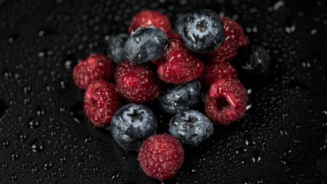 Berries blueberries water drops black free wallpaper for desktop - medium preview image