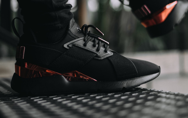 Black sneakers red accents cubo free wallpaper for desktop - medium preview image