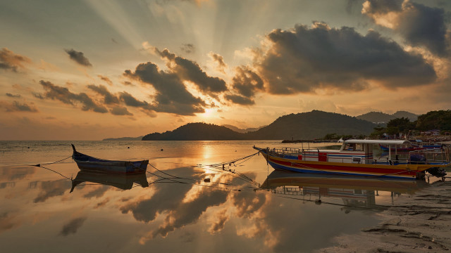 Boats beach sunset reflections cityscape free wallpaper for desktop - medium preview image
