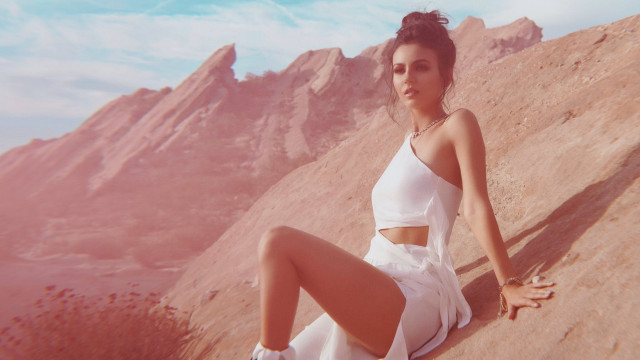 Woman white dress rock desert free wallpaper for desktop - medium preview image