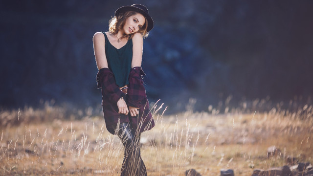 Woman hat plaid dress field free wallpaper for desktop - medium preview image