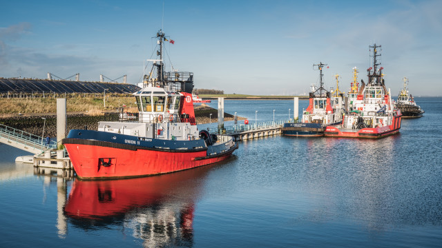 Boats docked lake bridge sunrise free wallpaper for desktop - medium preview image