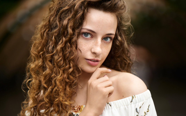Woman curly hair blue eyes free wallpaper for desktop - medium preview image
