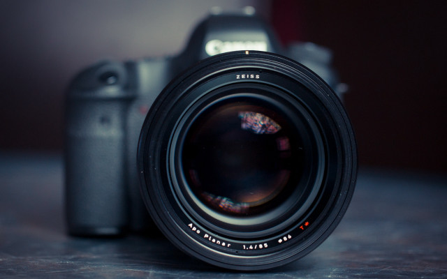 Camera lens red light macro free wallpaper for desktop - medium preview image