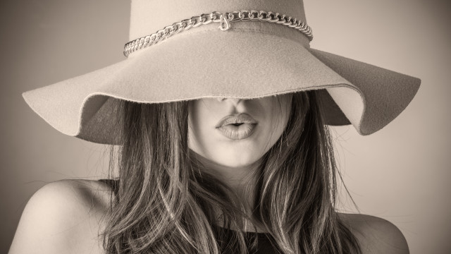 Woman hat chain funny face free wallpaper for desktop - medium preview image
