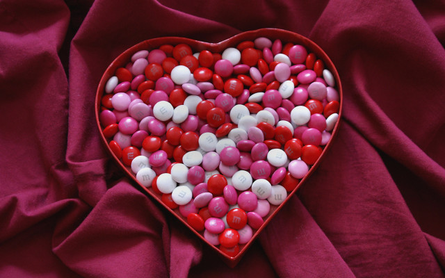 Heart box candy hearts purple free wallpaper for desktop - medium preview image