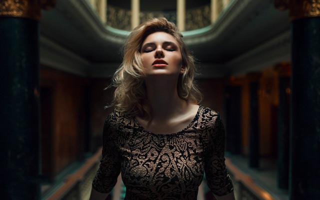 Woman hallway blonde blurry artdeco free wallpaper for desktop - medium preview image