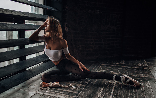 Woman bench white top polka free wallpaper for desktop - medium preview image