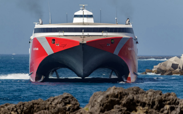 Large boat rocks outcropping beach free wallpaper for desktop - medium preview image