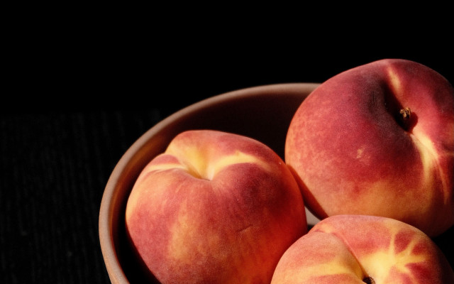 Peach bowl black background table free wallpaper for desktop - medium preview image