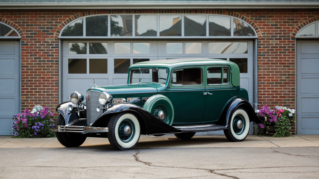 Green white car garage flowers free wallpaper for desktop - medium preview image