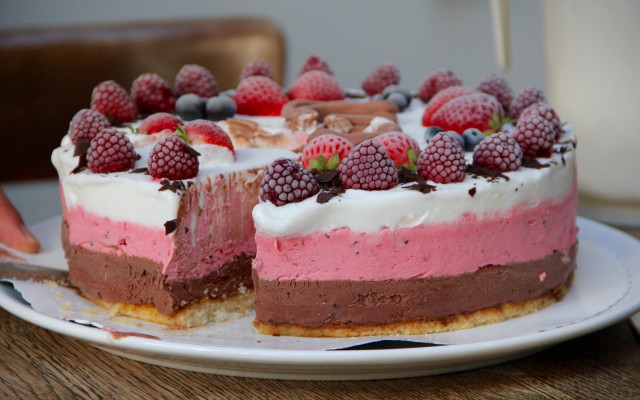 Cake slice berry cream plate free wallpaper for desktop - medium preview image