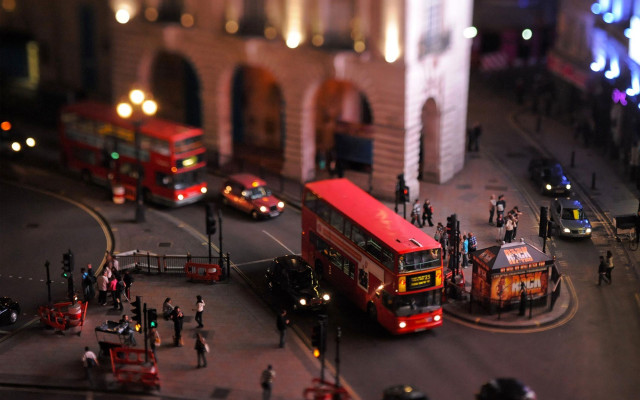 Red doubledecker bus night cityscape free wallpaper for desktop - medium preview image