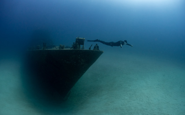 Swimming ocean boatwreck scubacamera bronzesculpture free wallpaper for desktop - medium preview image