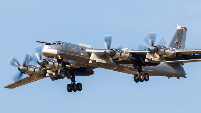 Large airplane blue sky propellers #3 free wallpaper for desktop - medium preview image