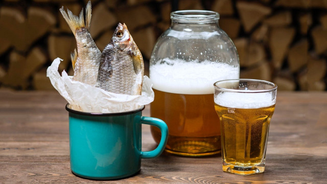 Fish paper mug beer photorealistic free wallpaper for desktop - medium preview image
