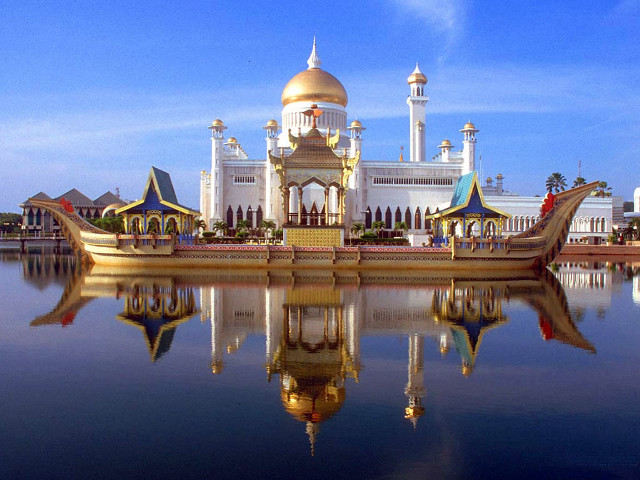 Large building golden dome water free wallpaper for desktop - medium preview image