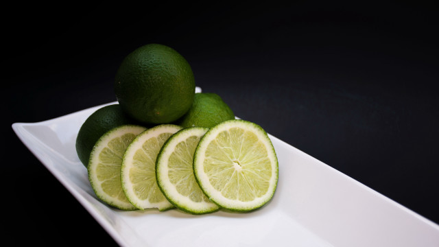 Plate limes slices table black free wallpaper for desktop - medium preview image