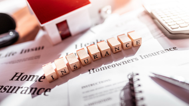 House keychain insurance calculator blurred free wallpaper for desktop - medium preview image