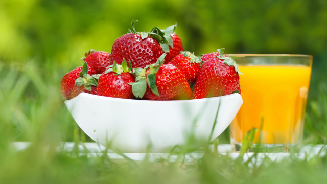 Strawberries orange juice outdoor bokeh free wallpaper for desktop - medium preview image
