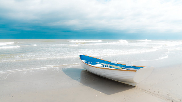 Small boat beach ocean cloudy free wallpaper for desktop - medium preview image
