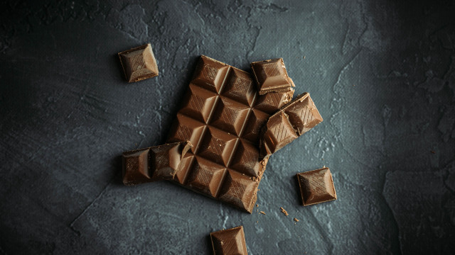 Chocolate bar scattered pieces 3d free wallpaper for desktop - medium preview image