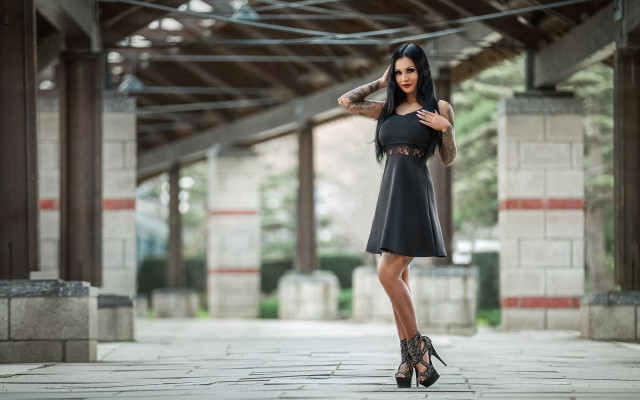 Gothic fashion black dress portrait free wallpaper for desktop - medium preview image