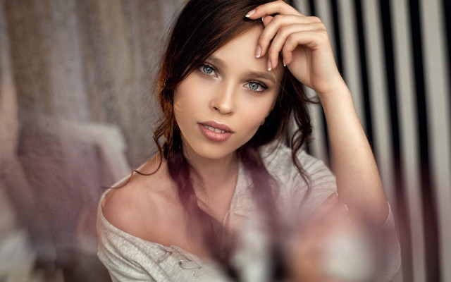 Blue eyes mirror portrait eszter free wallpaper for desktop - medium preview image