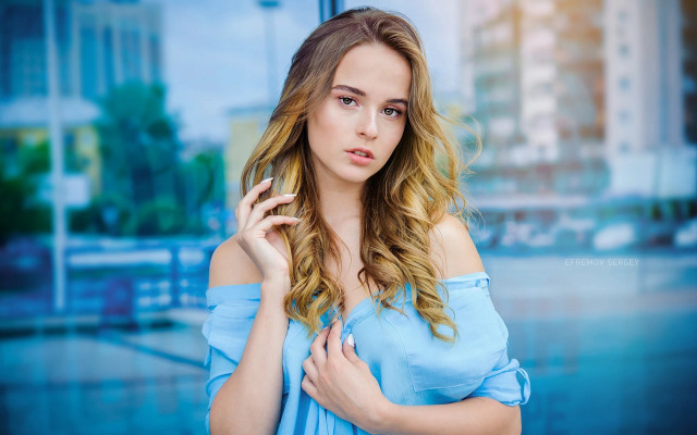 Blue dress portrait bokeh city free wallpaper for desktop - medium preview image