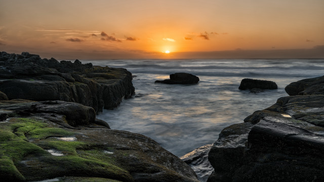 Sunset ocean mossy rocks cloudy free wallpaper for desktop - medium preview image