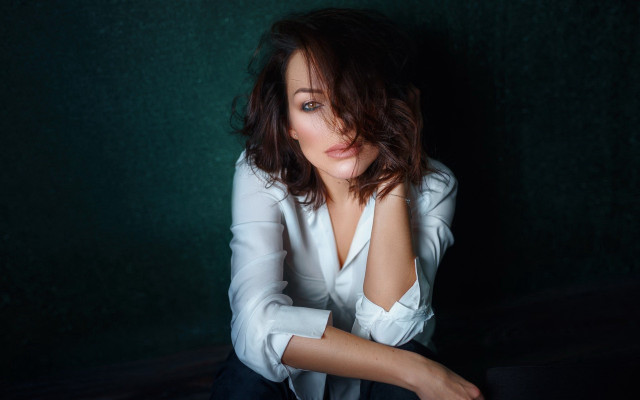 Woman crossing legs green wall free wallpaper for desktop - medium preview image