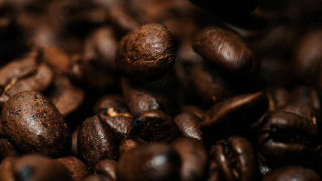Coffee beans pile table blurry free wallpaper for desktop - medium preview image
