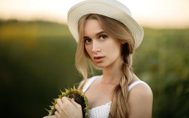 Woman hat sunflower field blurry free wallpaper for desktop - medium preview image
