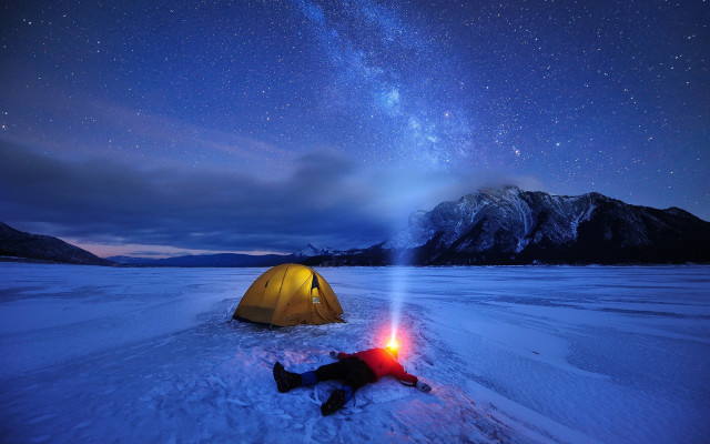 Snow tent night sky stars free wallpaper for desktop - medium preview image